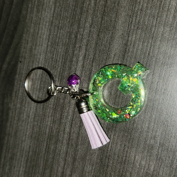 "Q" Resin Keychain - Picture 2 of 3